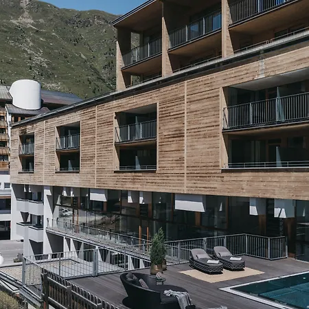 The Crystal Vaya Unique